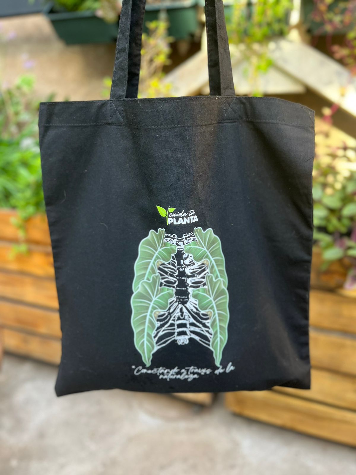 TOTE BAG NEGRA : "CONECTANDO CON LA NATURALEZA"